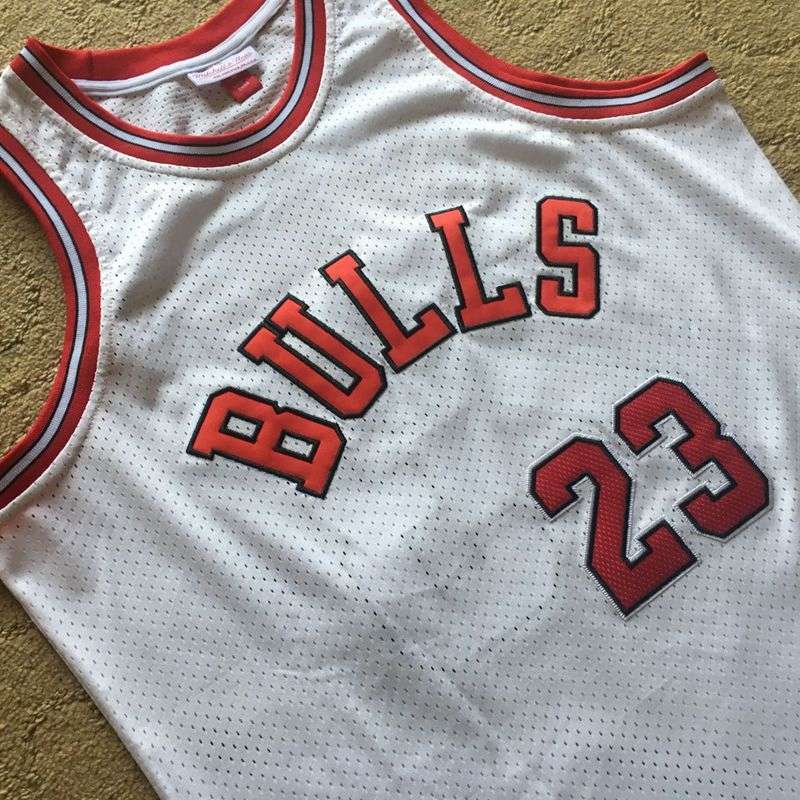 Chicago Bulls 1984/85 JORDAN #23 White Classics Basketball Jersey (Closely Stitched)