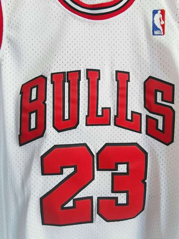 Chicago Bulls 1997/98 JORDAN #23 White Classics Basketball Jersey (Stitched)