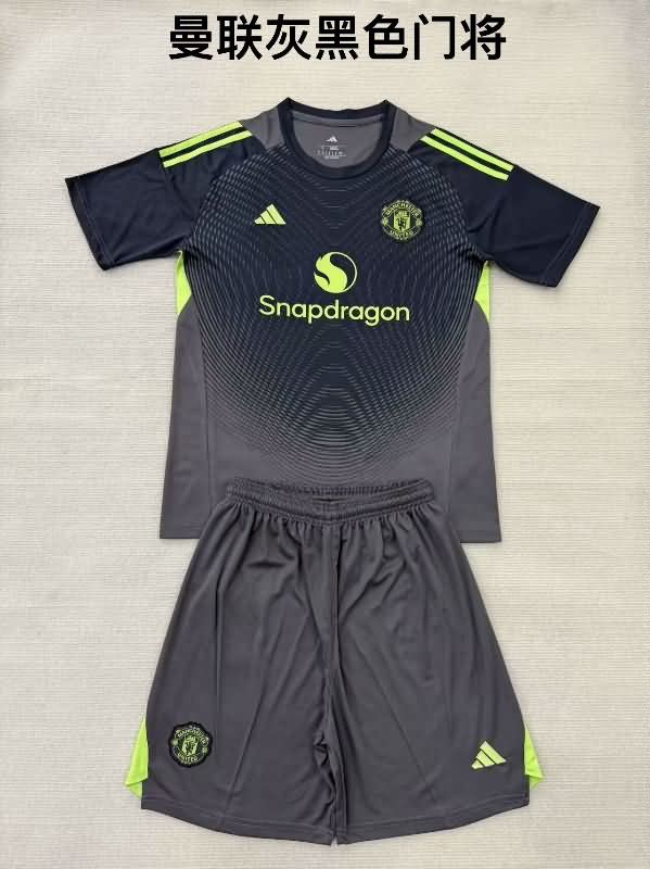 Manchester United 25/26 Kids Goalkeeper Grey Soccer Jersey And Shorts Leaked Manchester United 25/26 Kids Goalkeeper Grey Soccer Jersey And Shorts Leaked